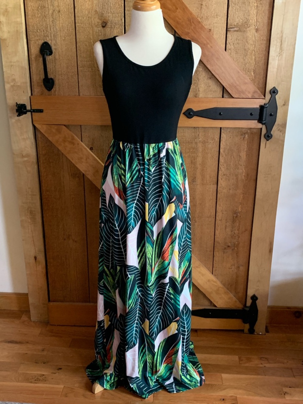 Sherosa Black Tank Bodice Maxi Dress with Tropical Leaf Print Skirt Size Medium